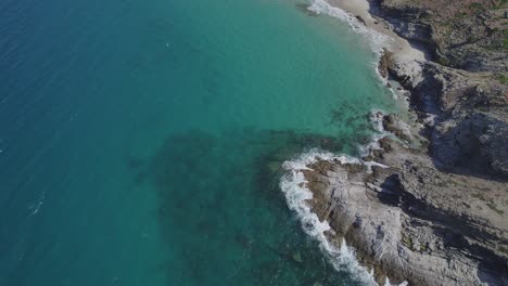 Ocean-Waves-Crashing-On-Rocky-Coastline-Of-Wreck-Beach-In-Great-Keppel-Island,-QLD,-Australia