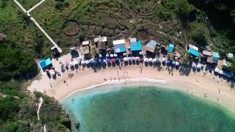 Costa-De-La-Playa-De-Atuh-En-Nusa-Penida,-Bali,-Indonesia---Vista-Aérea-Panorámica-De-Arriba-Hacia-Abajo