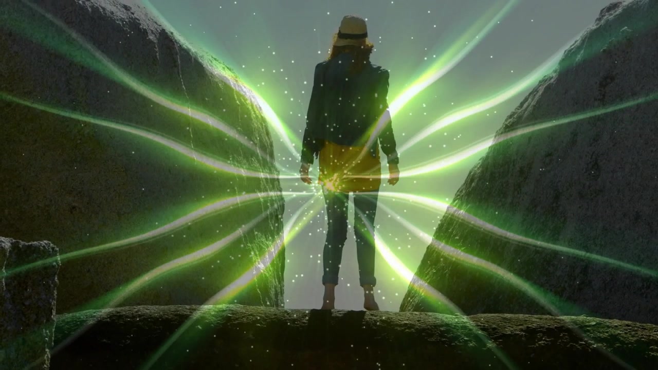 Mulher caminhando em uma saliência de pedra, energia verde pulsando na fenda a atraindo, formando VFX em forma de asas atrás.