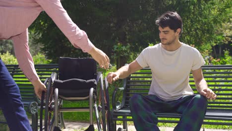un hombre maduro que da moral y motivación a los jóvenes discapacitados.