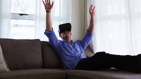 hombre discapacitado usando auriculares de realidad virtual en el sofá 4k
