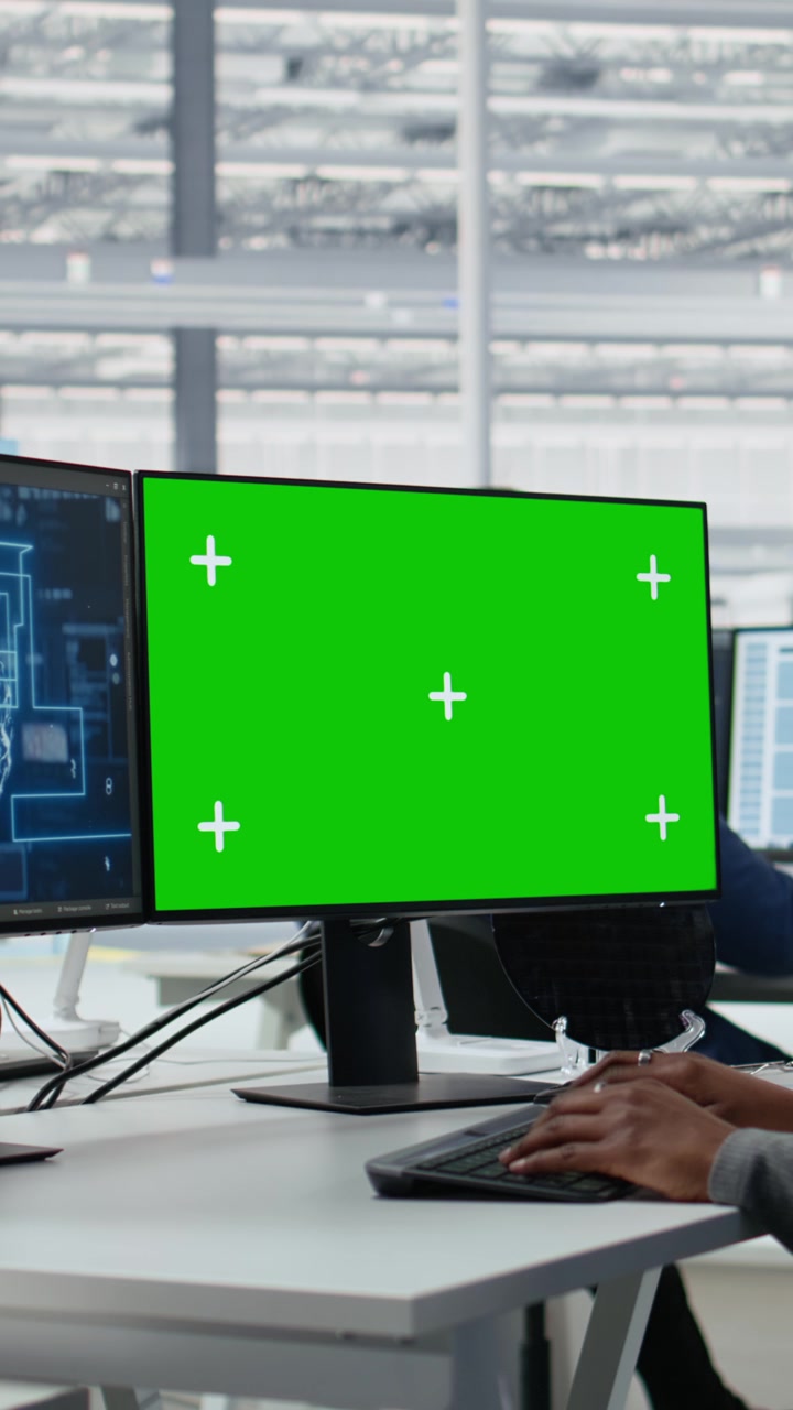 Vertikal video: Chroma key PC, gennemgang af mikrochipproduktion og R&D-fabrikspecialist, der bruger AI.