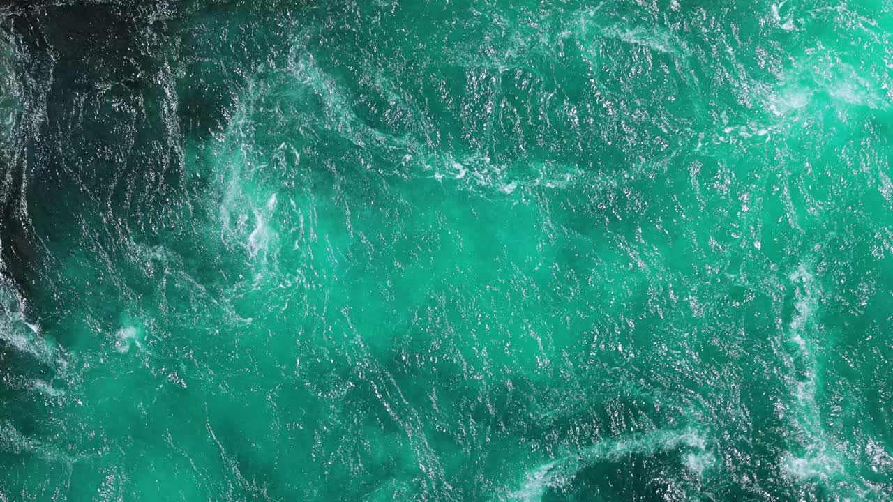 강과 바다의 푸른 물결은 물결이 높고 낮을 때 서로 만납니다.