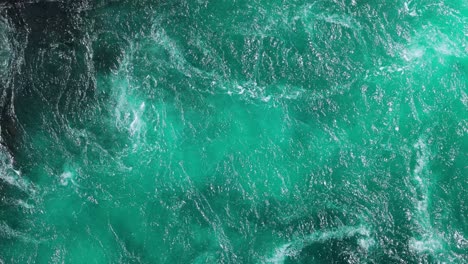 las olas azules de agua del río y el mar se encuentran durante la marea alta y la marea baja.