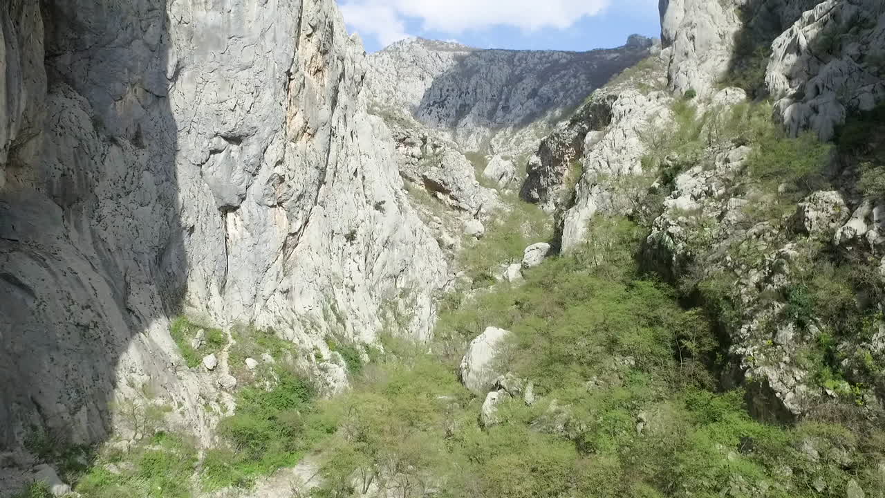vista panorámica aérea de las pintorescas montañas samarske stijene en mrkopalj, croacia