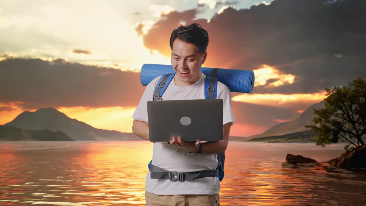 Aziatische wandelaar met bergsportrugzak die naar een laptop kijkt en 'wauw' zegt bij een meer