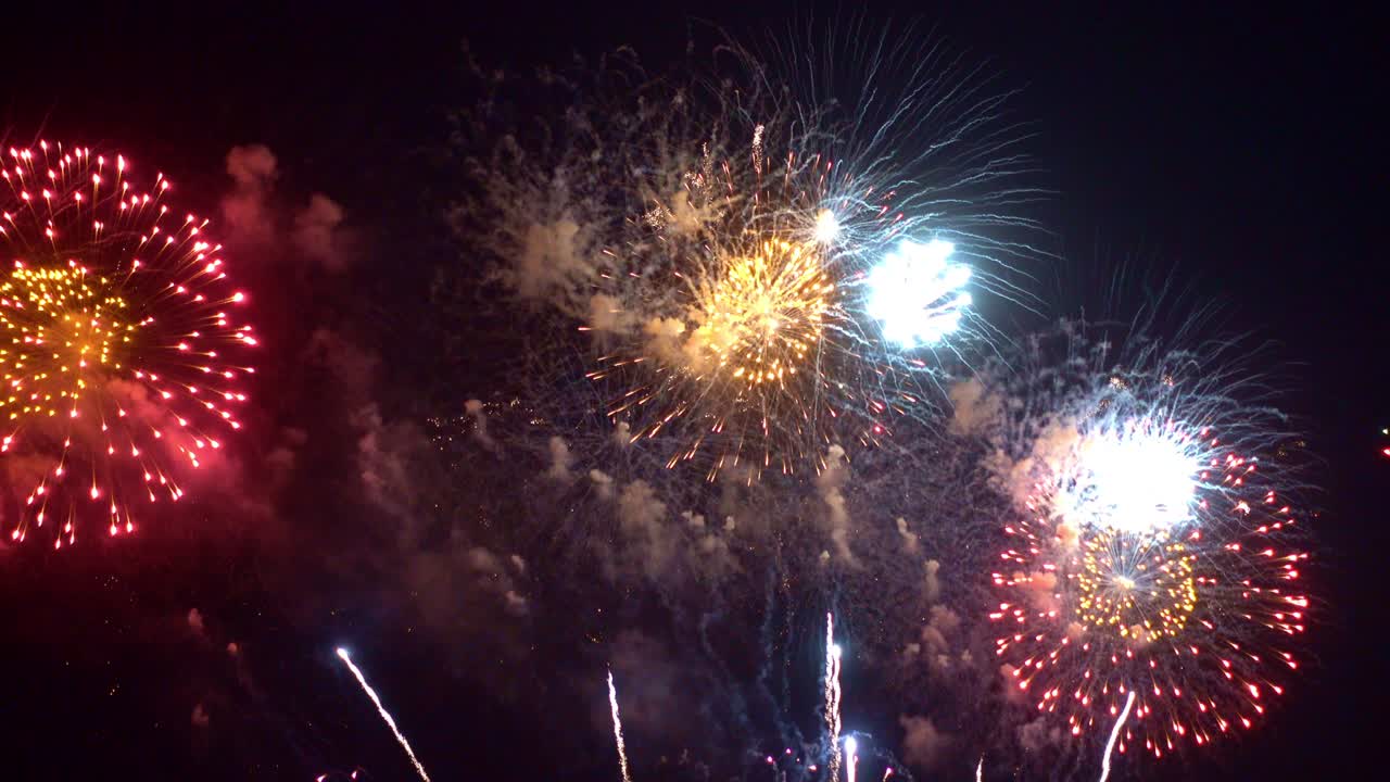 hermosa exhibición de trabajo de fuego colorido por la noche para la celebración en el festival