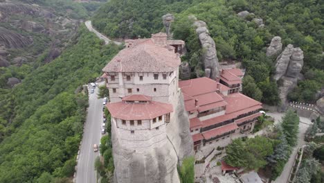 vista circular aérea sobre el magnífico monasterio y una carretera con coches que pasan