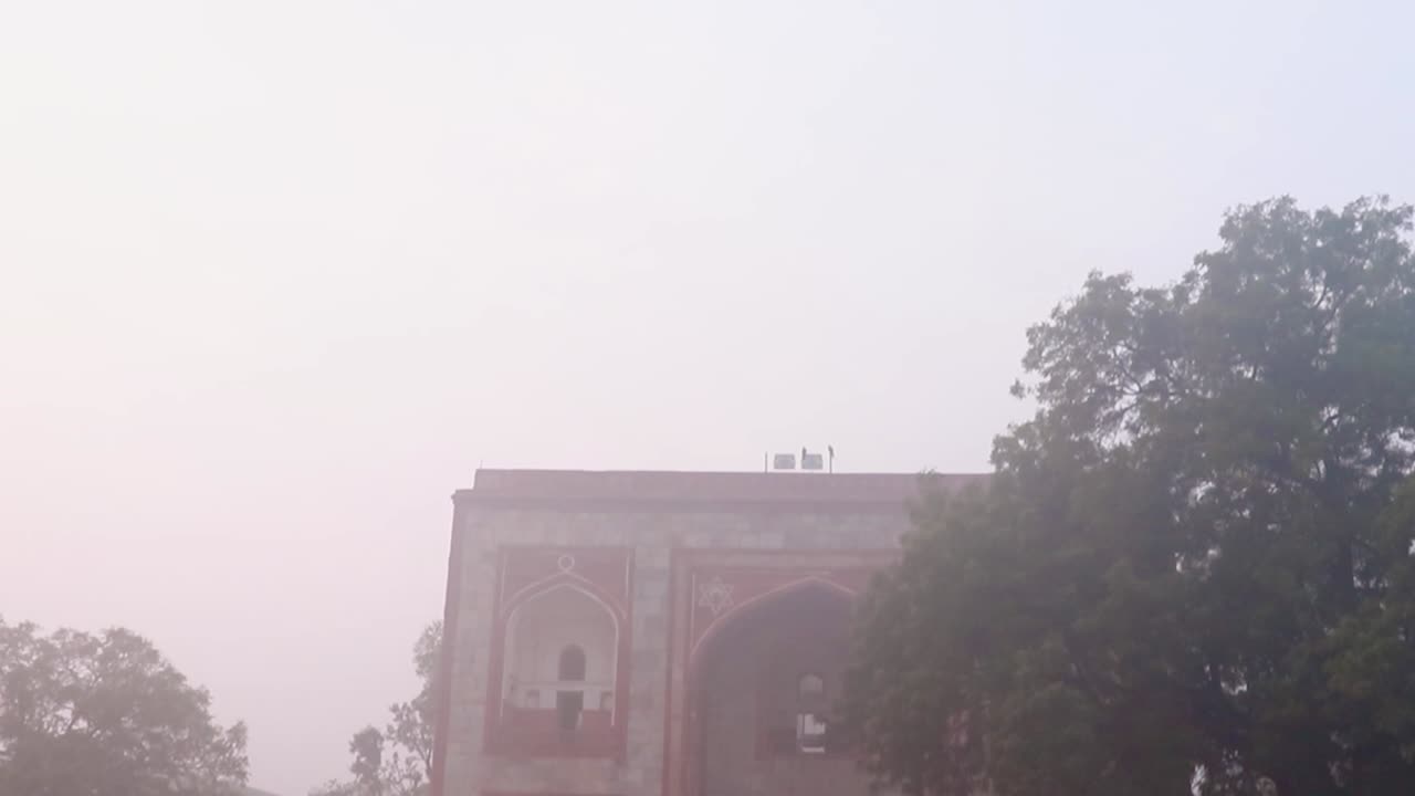 humayun-grab am nebligen morgen aus einer einzigartigen perspektive, aufgenommen in delhi, indien