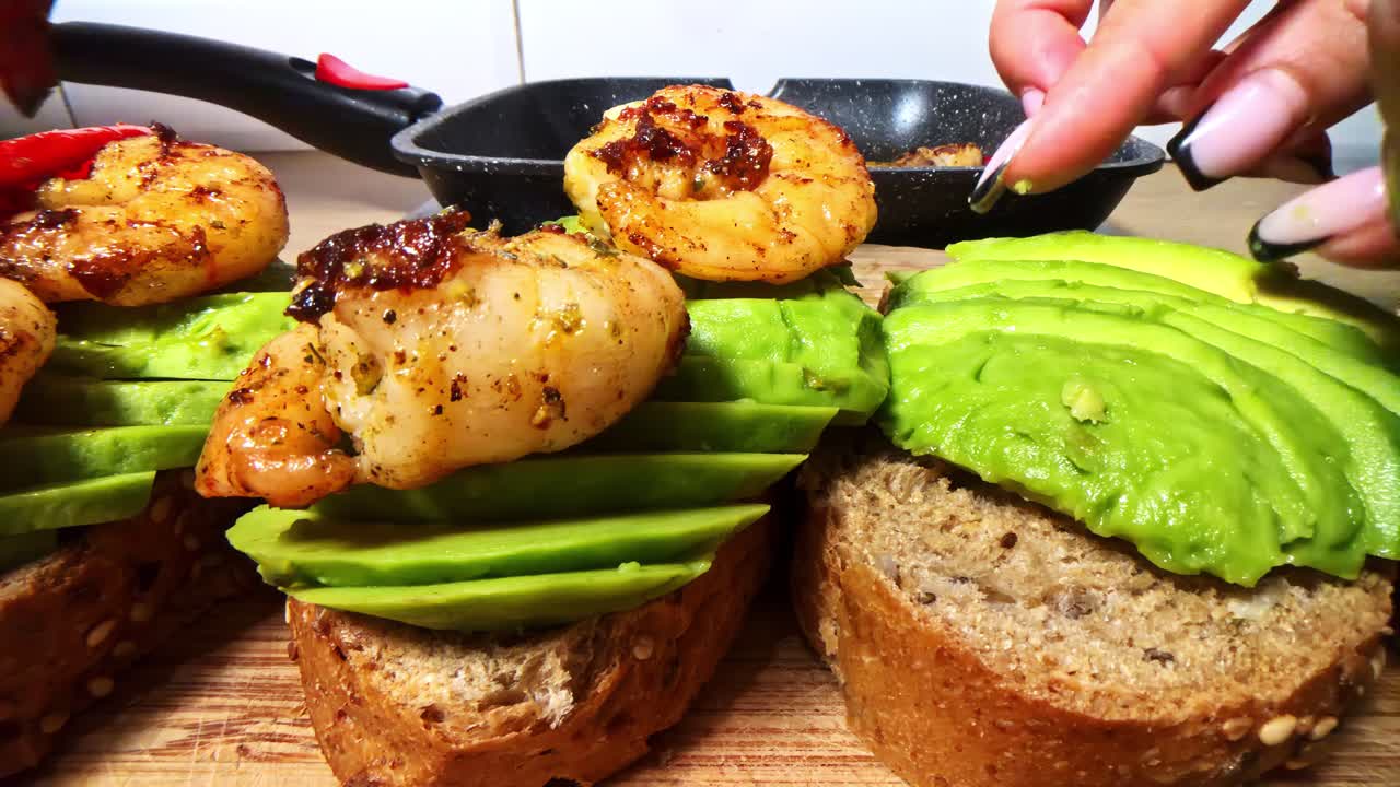 Preparazione di toast con avocado e gamberetti. Scatto ravvicinato