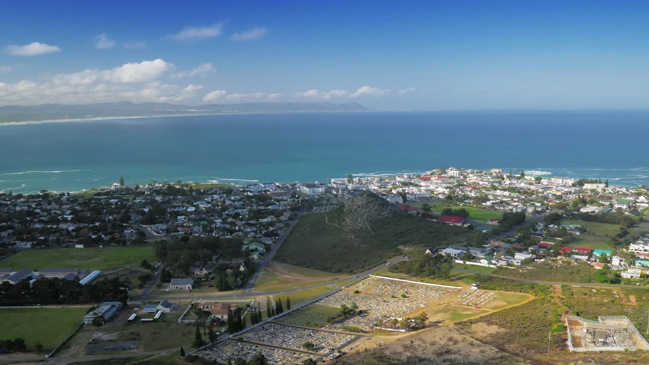 만 옆에 있는 해안 마을의 패닝 샷, 산에서 공중 전망, 헤르마누스, 남아프리카