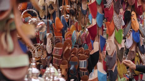 zapatos coloridos hechos a mano se exhiben en un mercado