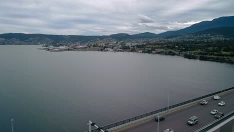 Vista-Hacia-Atrás-De-La-Ciudad-Con-Un-Puente-Bajo-Un-Cielo-Nublado