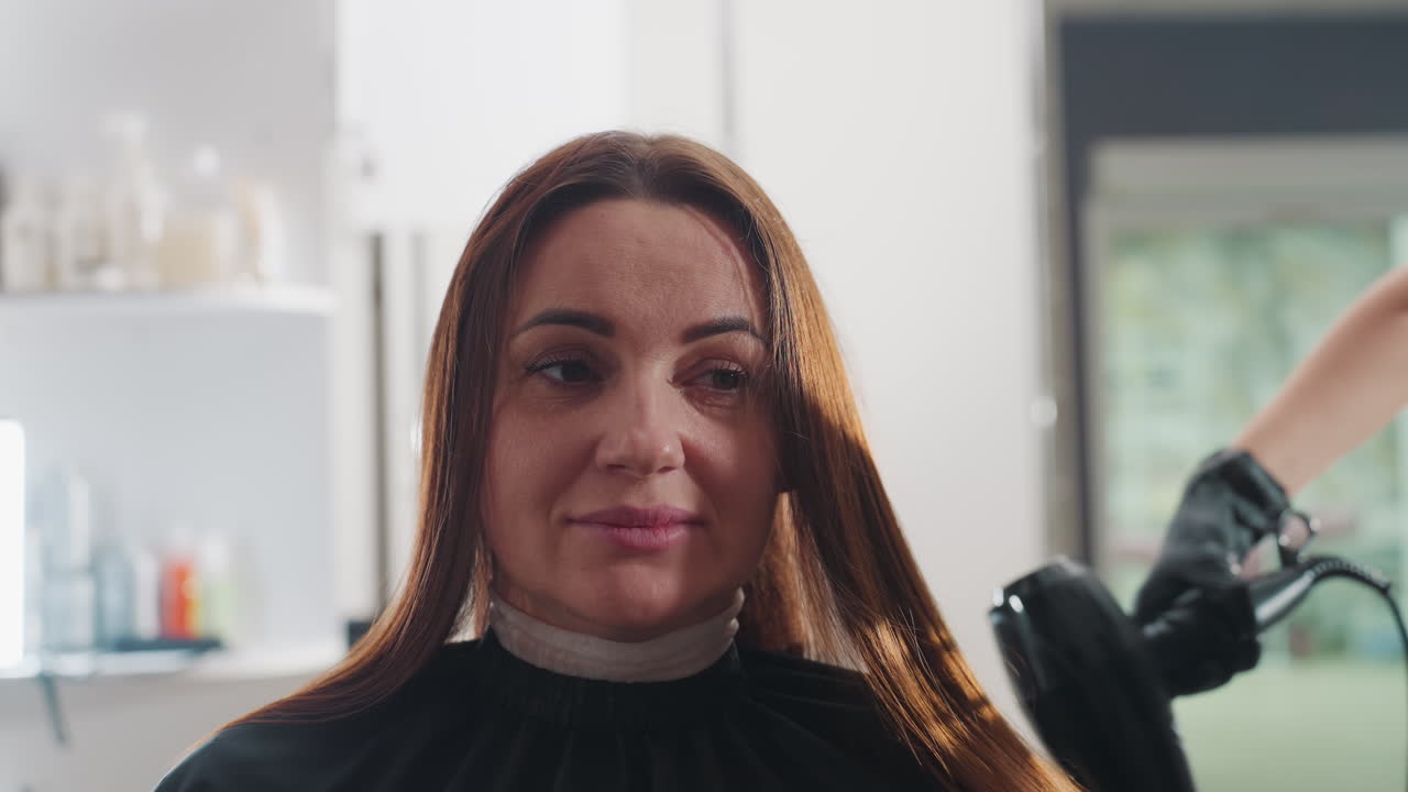 Uno/a stylist professionista ravviva i capelli; i servizi di styling avanzati migliorano la lucentezza e la luminosità; uno/a stylist esperto/a offre trattamenti Premium per aumentare la lucentezza e la vivacità generale dei capelli