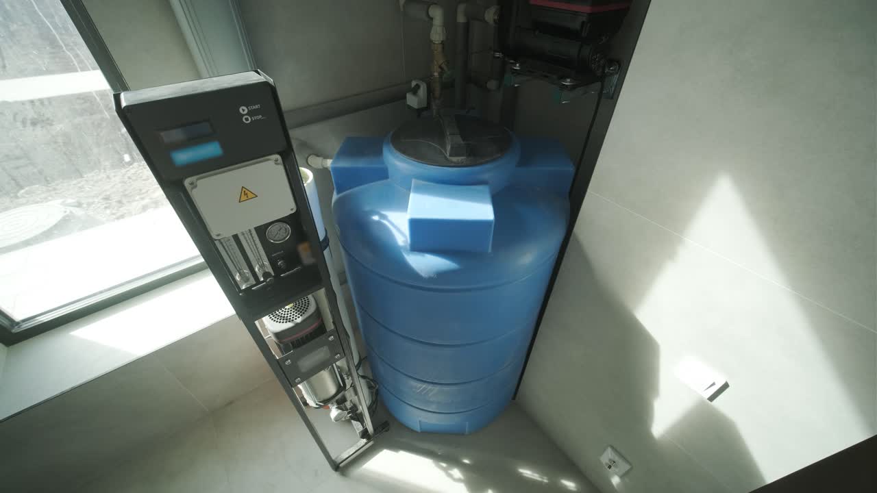 sistema de purificación de agua con tanque de almacenamiento azul y unidad de control