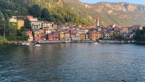 Video-Cinematográfico-De-Un-Pequeño-Pueblo-En-El-Lago-Como-Llamado-Bellagio-Durante-Las-Horas-Del-Atardecer-Desde-La-Vista-De-Un-Ferry.