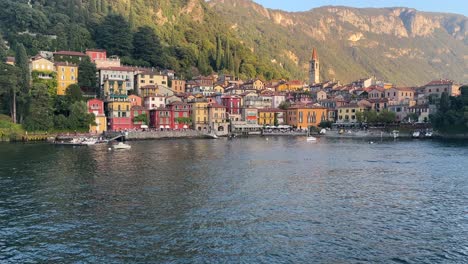 retiro cinematográfico a través del video de una pequeña ciudad en el lago como llamada bellagio durante las horas de la puesta del sol desde la vista de un ferry