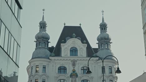elegante edificio histórico con intrincadas torres y arquitectura clásica en viena austria