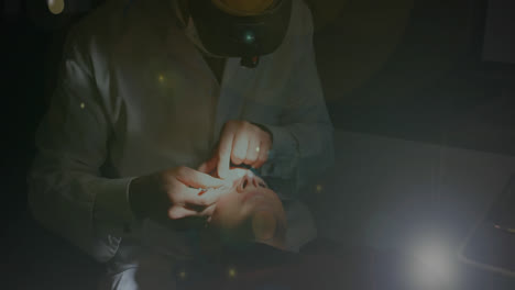 manchas de luz contra los ojos del médico que opera a la paciente