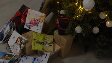 álbumes de fotos cerca del árbol de año nuevo, coloreados como regalo para las vacaciones.