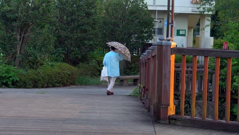 일본의 여름에는 우산을 사용하는 사람들을 흔히 볼 수 있는데, 주된 이유는 태양열로부터 자신을 보호하기 위해서입니다.