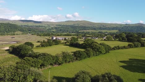 Hermoso-Tiro-De-Drone-De-Campo-Galés