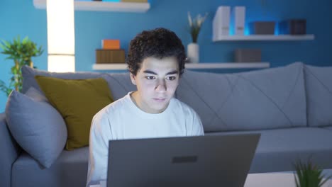 hombre adolescente solo viendo videos adultos inapropiados en su computadora portátil, en secreto de su familia.