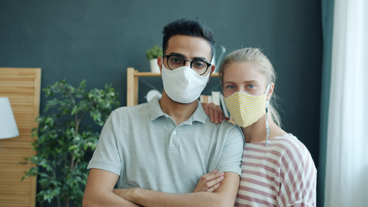 마스크를 착용한 커플