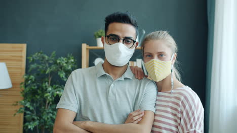 pareja con máscaras