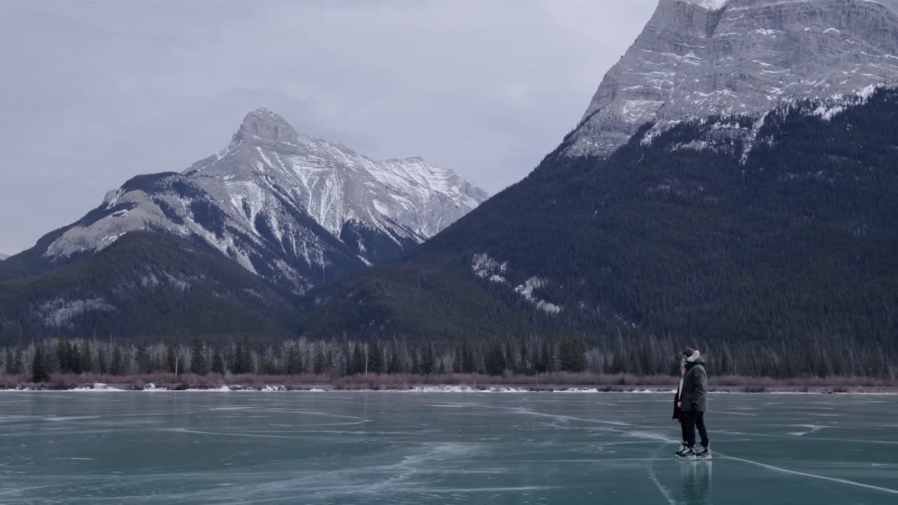 얼어붙은 호수 에서 스케이팅 하는 부부