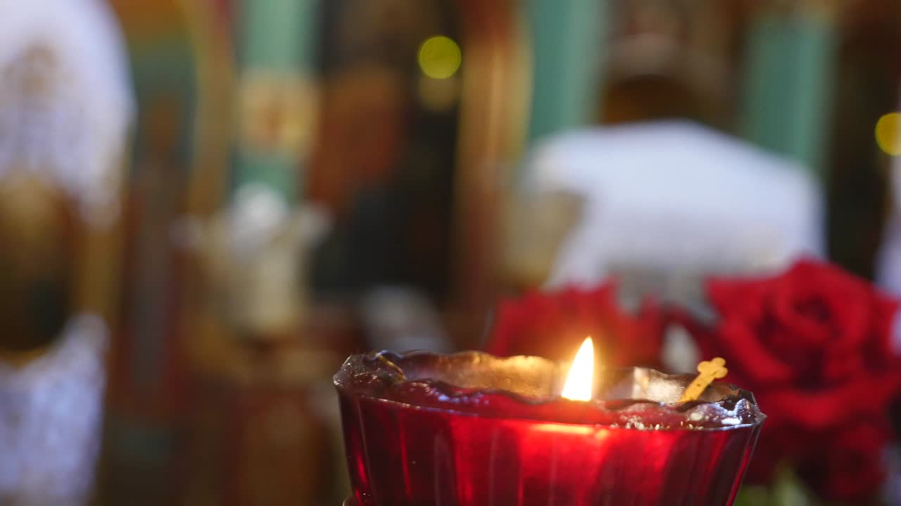 cerrar la vela en el fondo de la iglesia. enfoque selectivo