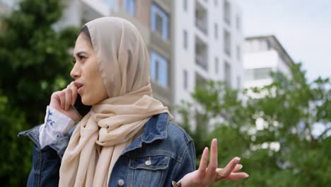 Frau-Im-Hijab,-Die-Mit-Dem-Mobiltelefon-4k-Spricht