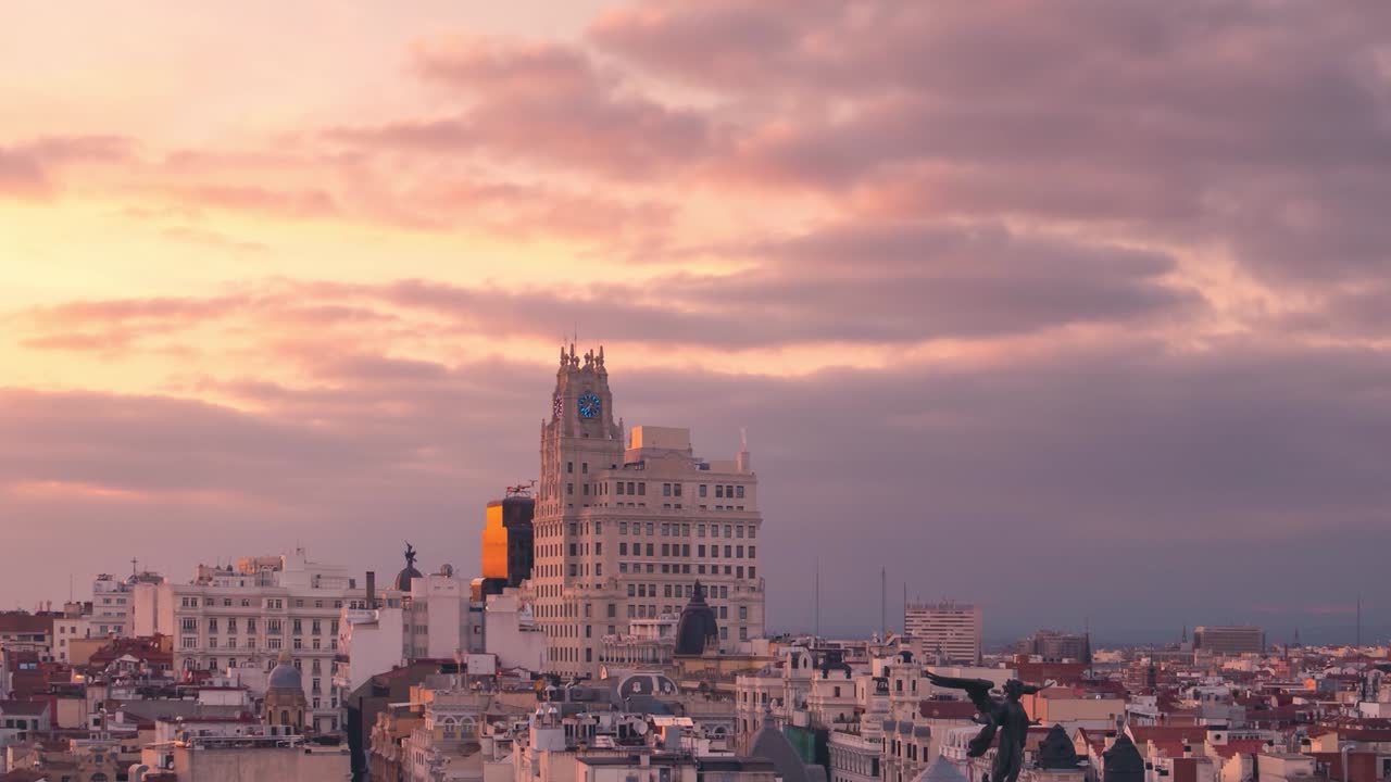 Timelapse dell'edificio Telefonica di Madrid sullo sfondo di un cielo nuvoloso e colorato al tramonto.