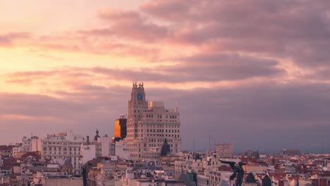 Timelapse-Del-Edificio-De-Madrid-Telefónica-Contra-El-Colorido-Cielo-Nublado-Durante-La-Puesta-De-Sol