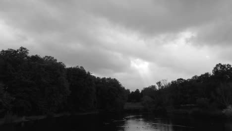 Düsterer-Himmel-über-Einem-Ruhigen-Teichwasser-An-Einem-Dichten-Baumwaldpark-Während-Der-Regenzeit-In-Brüssel,-Belgien