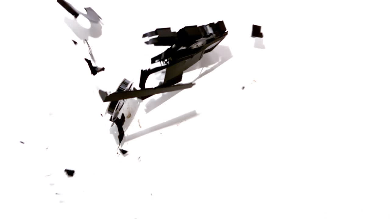 비디오 테이프가  바탕에 떨어지고 깨지는 모습