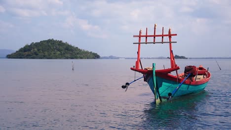 barco de pesca tradicional khmer amarrado frente a la costa de la isla conejo o koh tonsay, un famoso destino de verano en kep, camboya