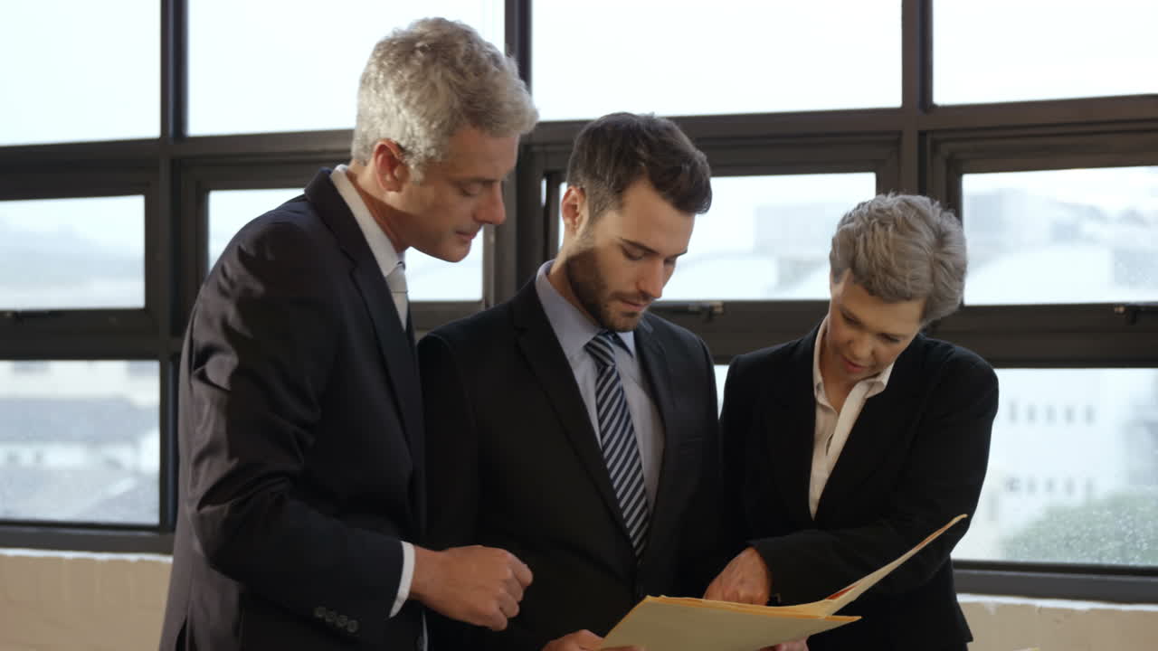 Gente de negocios hablando