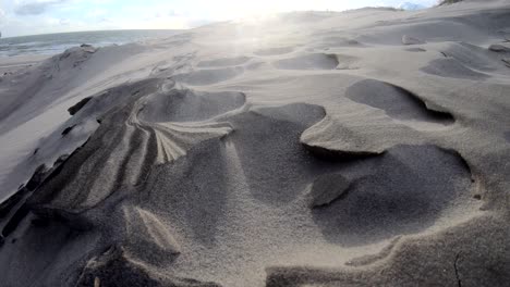 dunas de arena con hierba de dunas en la tormenta del mar del norte, dunas de senderismo, protección de diques, sondervig, jutlandia, dinamarca, 4k