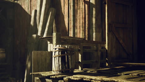 entorno de madera rústico con barril y cajas en la cálida luz del sol