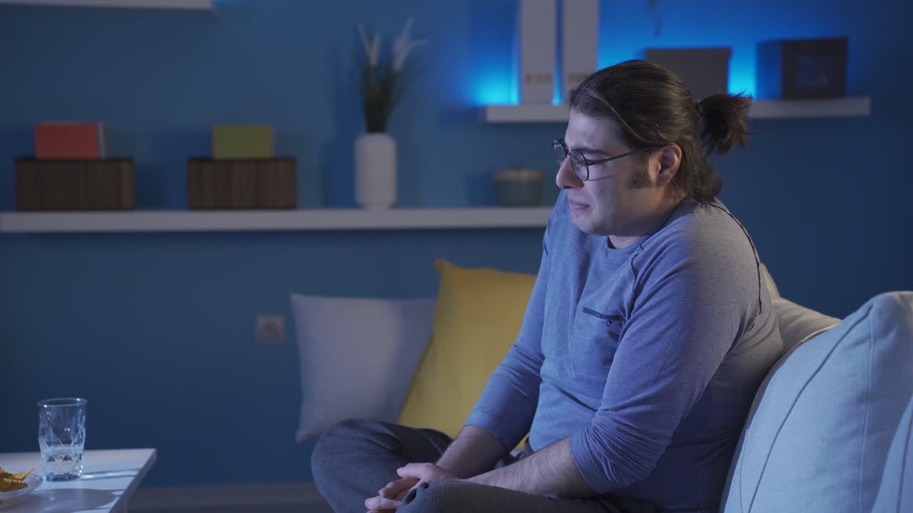 adolescente deprimido solo por la noche y llorando.