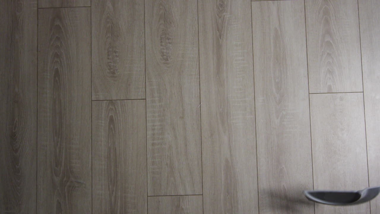 접시가 바닥에 떨어지고 깨지고 슬로우 모션 미디엄 샷