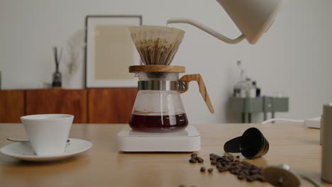 preparare il caffè con il bollitore in un v60, largo dritto al tiro