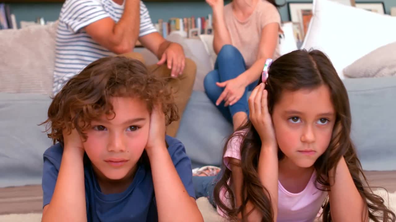 Coppia che litiga davanti ai figli