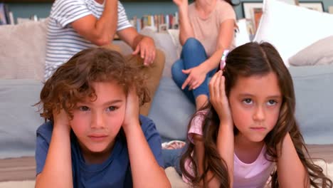 pareja discutiendo frente a los niños