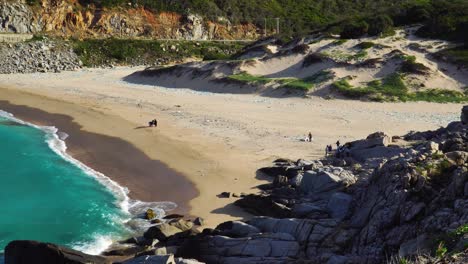 Voluntarios-Limpiando-La-Playa-De-Thung,-Muy-Contaminada,-En-Vietnam