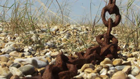 Rostige-Kette,-Die-Im-Wind-Am-Kiesstrand-Schwingt