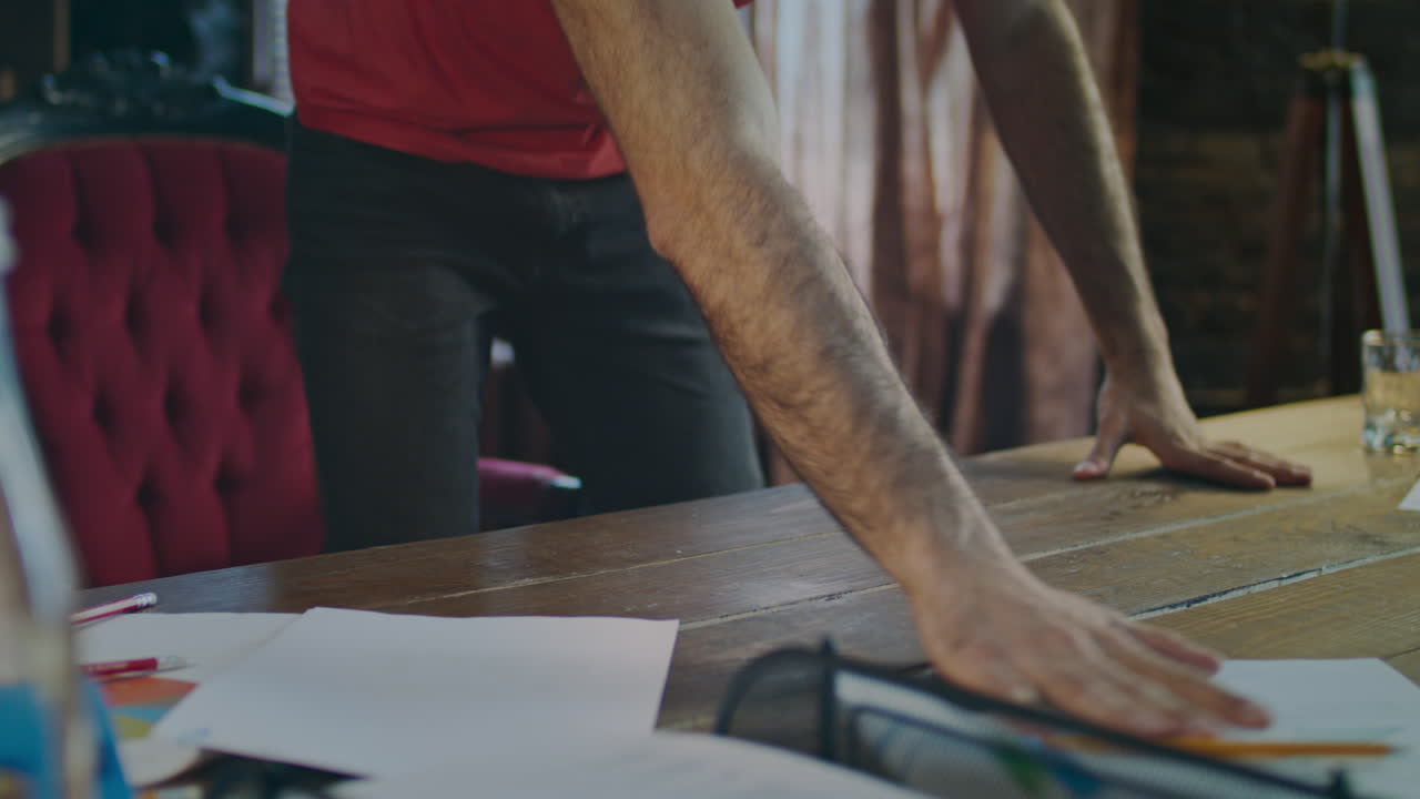 hombre de negocios agresivo levantándose y sacando una botella de whisky