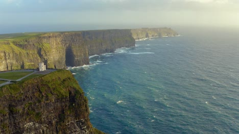 Dolly-Aéreo-Sobre-La-Torre-De-O&#39;Brien-En-Los-Acantilados-De-Moher.