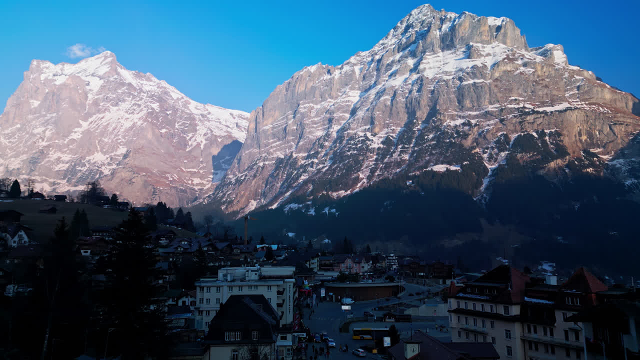 드론 도리 (dolly) 는 스위스 그린델드 (grindelwald) 의 북쪽 면에 있는 에이거 (eiger) 에 있는 이릭 다운타운 (downtown) 에 있습니다.